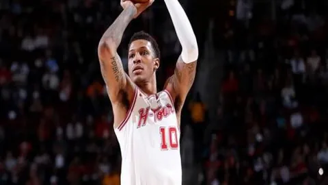 “亚冬会掀起冰雪热潮，滑雪成为时尚风向标。”